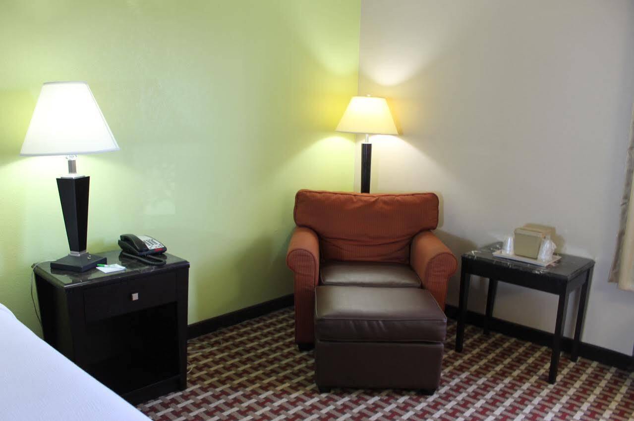 Ramada By Wyndham Gainesville Zewnętrze zdjęcie